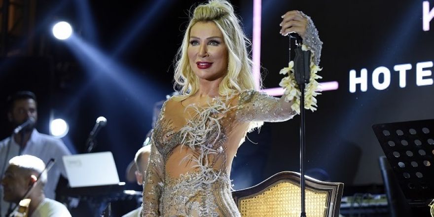 Seda Sayan'dan cesur kostüm