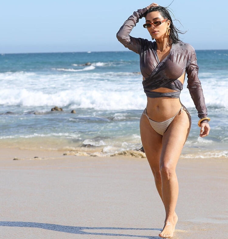 Kim Kardashian'ın seksi kumsal yürüyüşü! 5