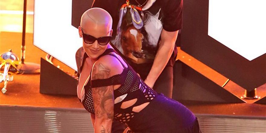 Törende ''TWERK'' şov!