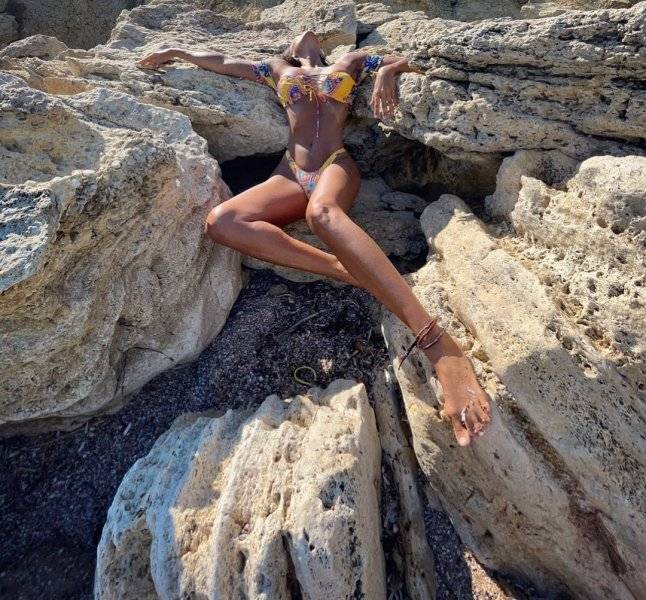 Eda Taşpınar'ın yapraklı pozu olay oldu 4