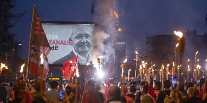 CHP İzmir, kent genelinde fener alayı korteji düzenledi