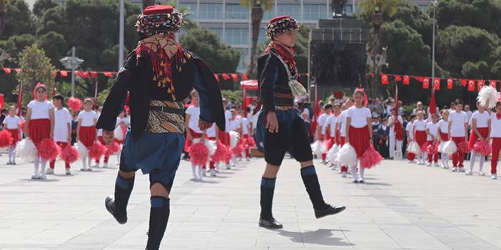 İzmir'de 23 Nisan coşkuyla kutlandı