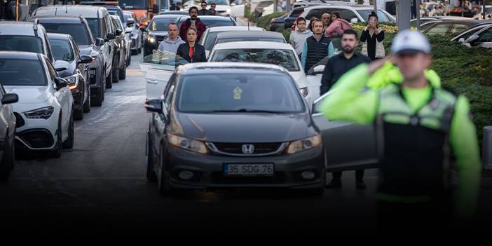 İzmirliler göz yaşlarıyla Ata'sını andı!