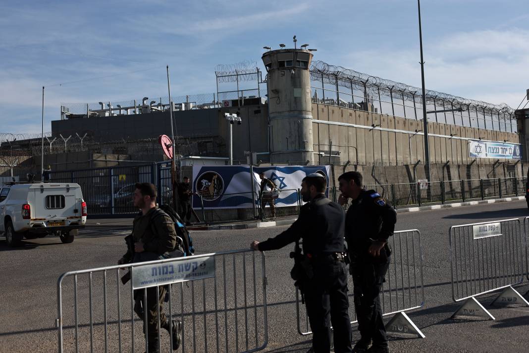 Hamas 3 İsrailli esiri Kızılhaç’a teslim etti! 4