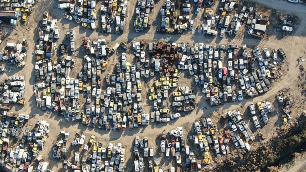 Suriye'de binlerce araç çürümeye terk edildi! 5
