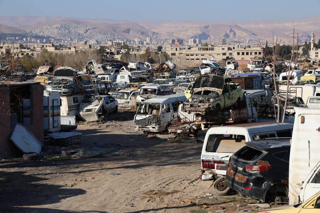 Suriye'de binlerce araç çürümeye terk edildi! 7