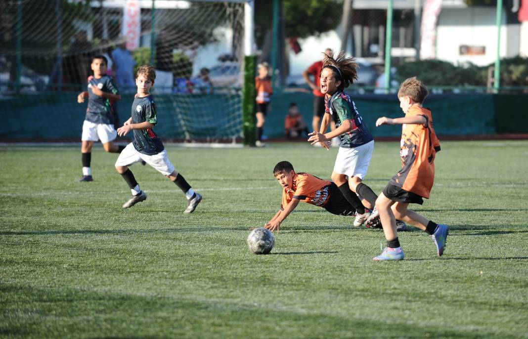 Zafer Bayramı coşkusu miniklerin mücadelesiyle sahalara taşındı! 4