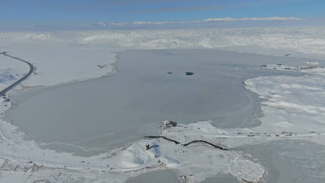 Efsanesi dilden dile dolaşan göl tamamen dondu 8