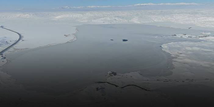 Efsanesi dilden dile dolaşan göl tamamen dondu