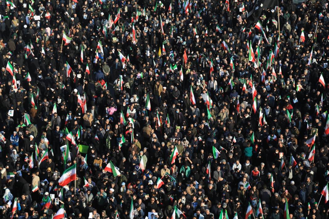 İran halkı yeni dini lidere destek için meydanlarda! 1