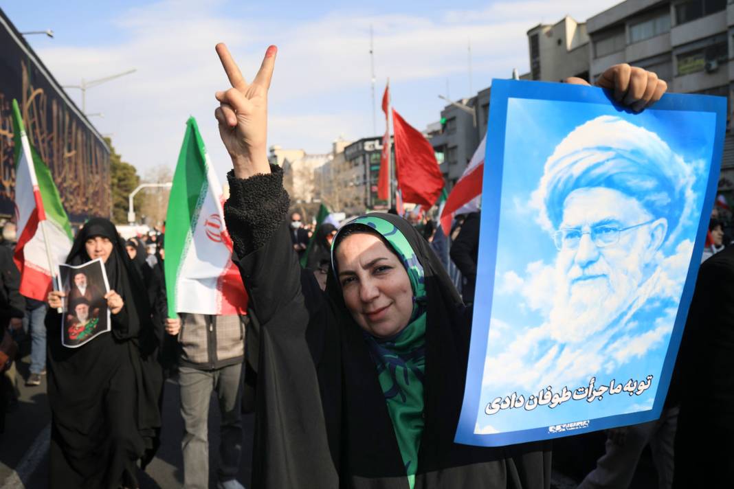 İran halkı yeni dini lidere destek için meydanlarda! 2