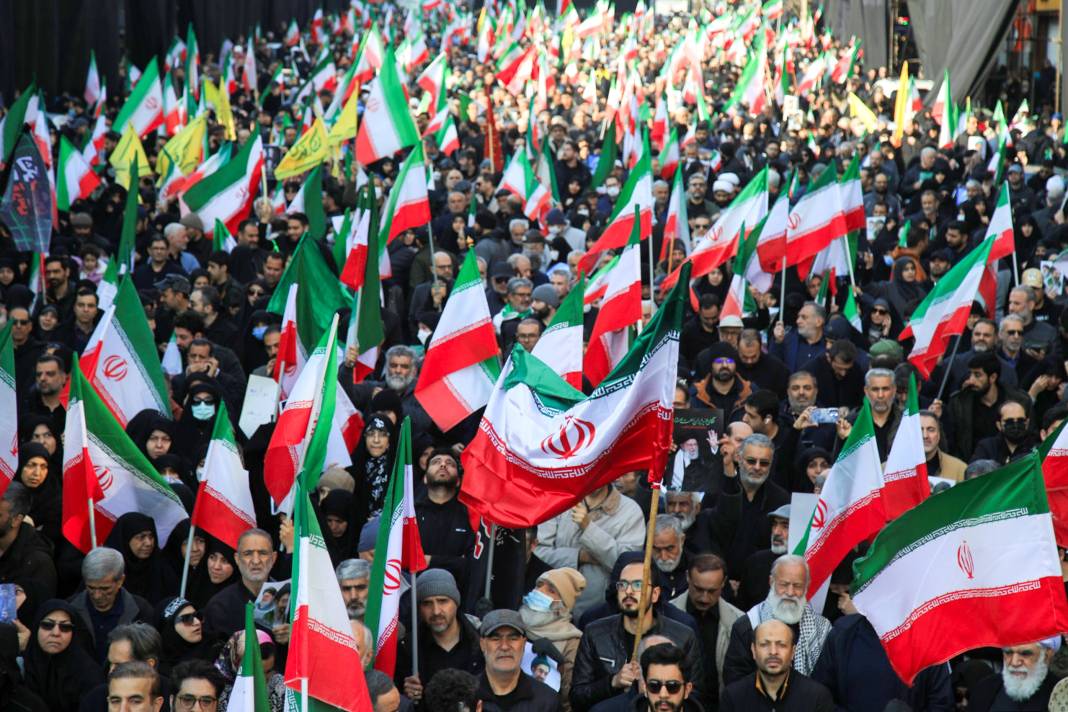 İran halkı yeni dini lidere destek için meydanlarda! 3