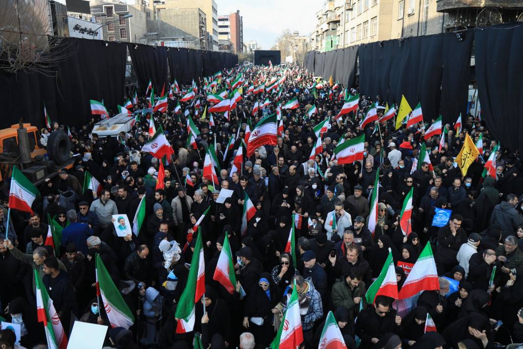 İran halkı yeni dini lidere destek için meydanlarda! 5