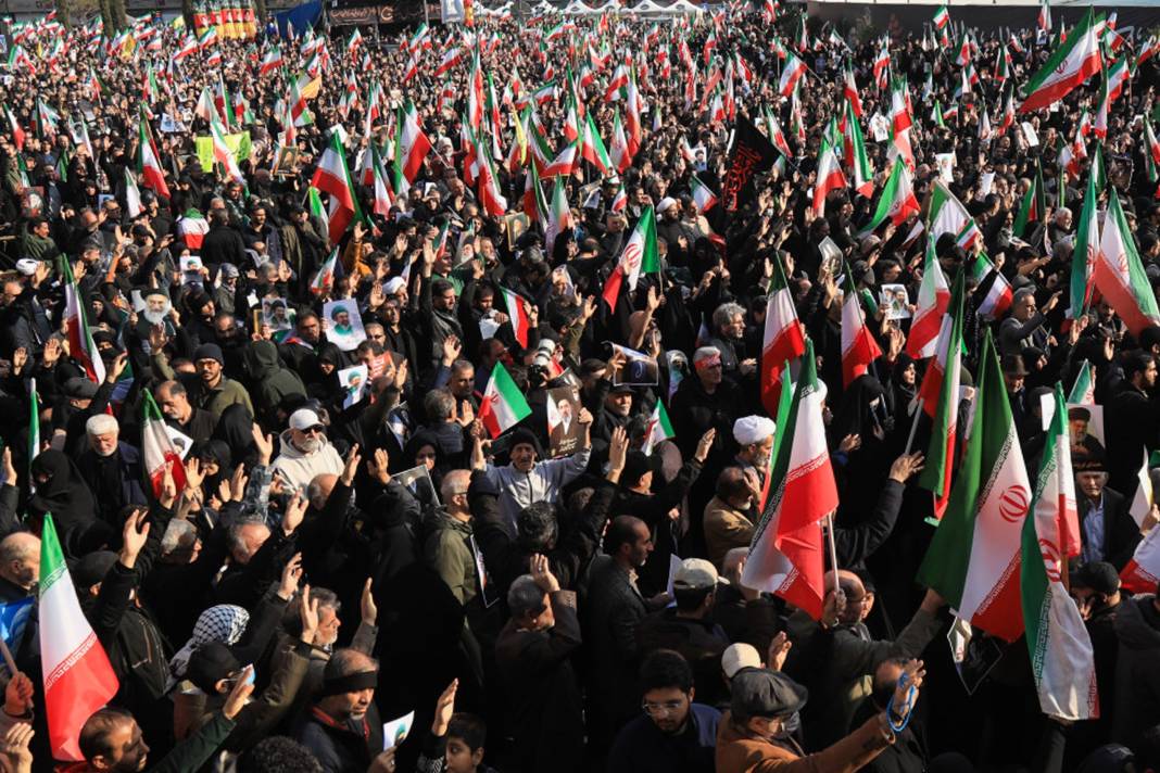 İran halkı yeni dini lidere destek için meydanlarda! 6