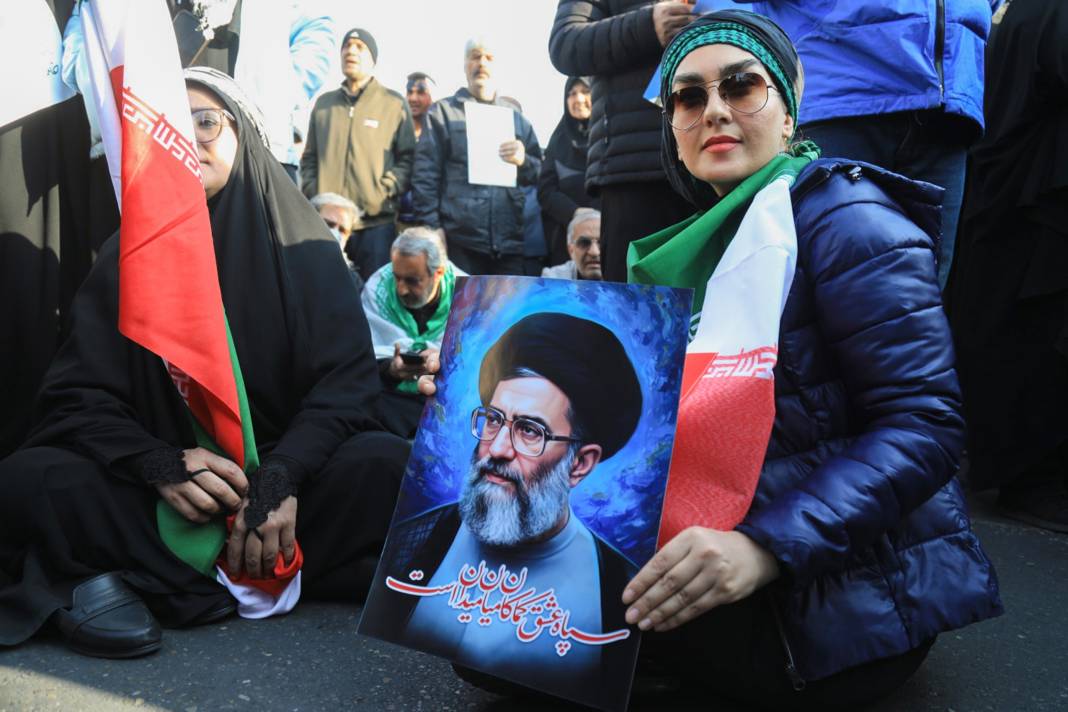 İran halkı yeni dini lidere destek için meydanlarda! 7