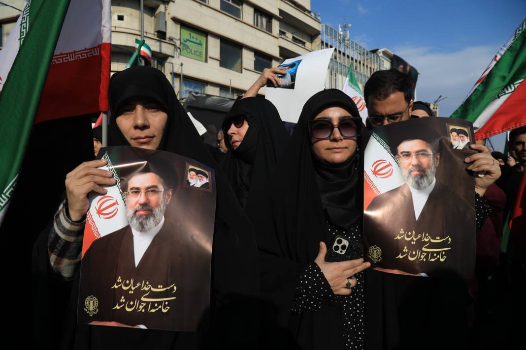 İran halkı yeni dini lidere destek için meydanlarda! 8