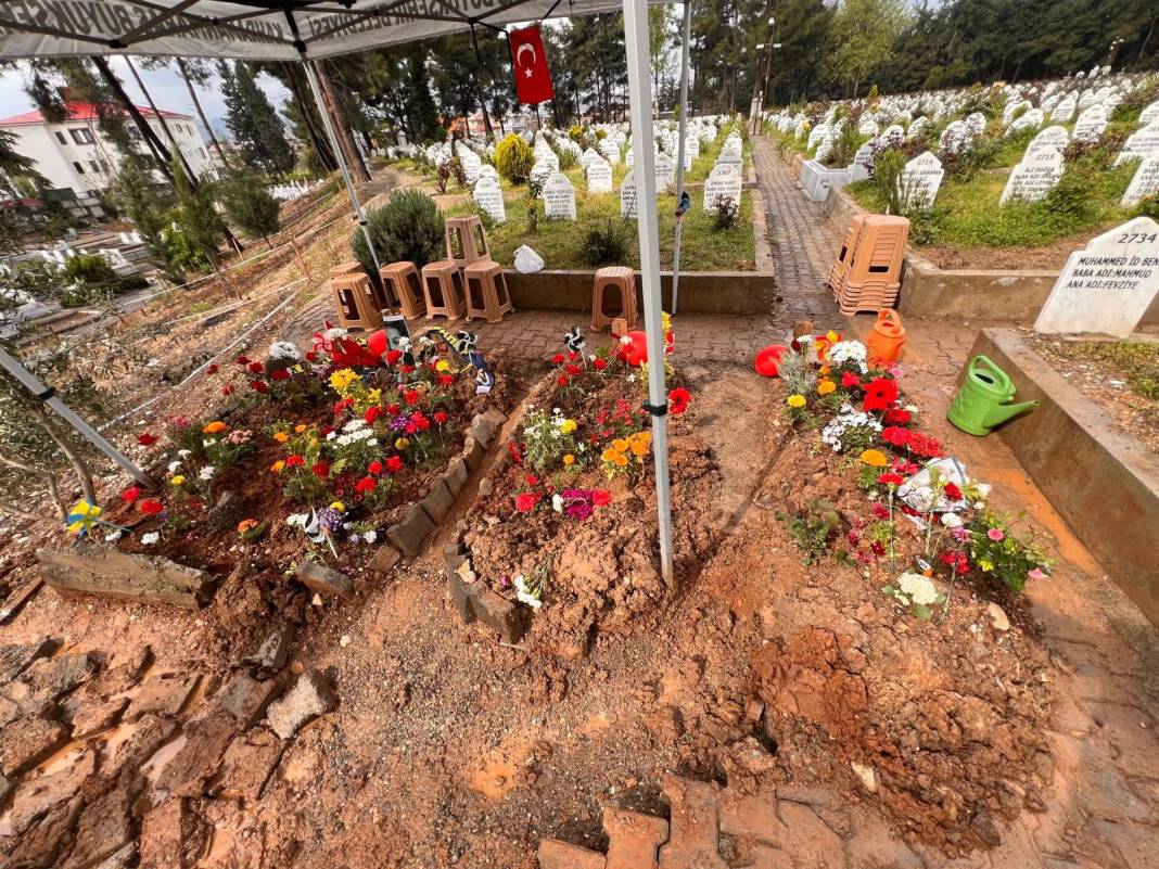 Saldırıda can veren çocukların mezarlarına bırakılan notlar yürek yakıyor 3