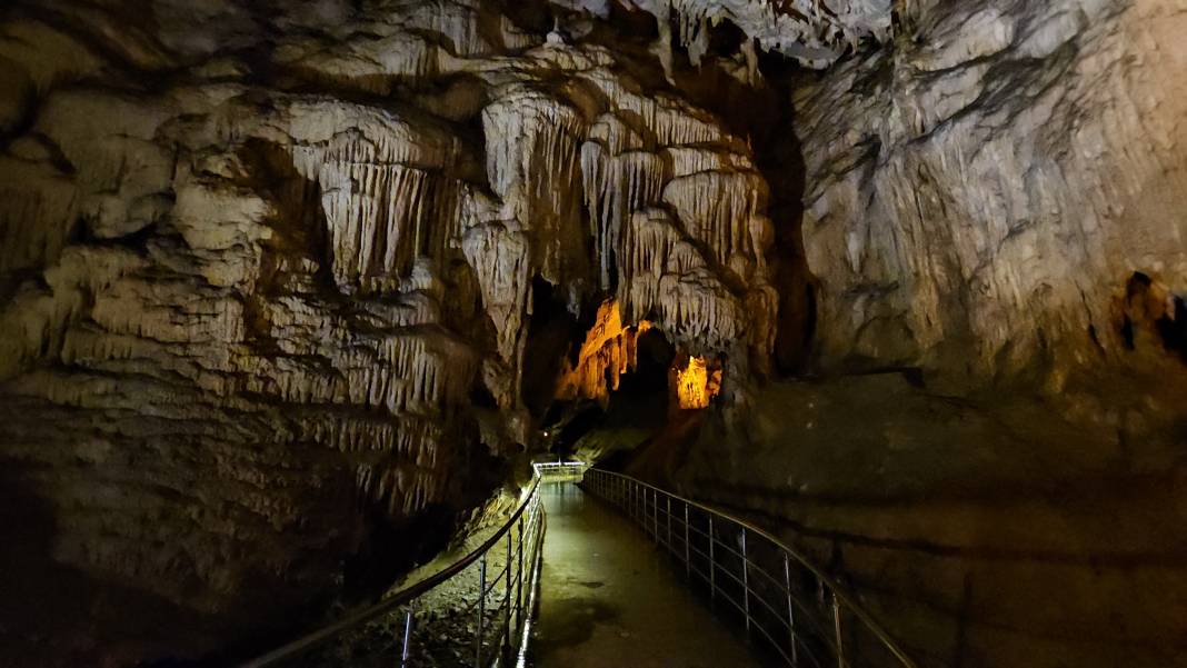Doğa harikası mağaraya ziyaretçi akını! 4
