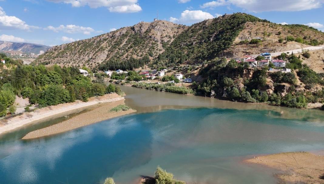 İki renkli nehir manzarası dikkat çekti! 1