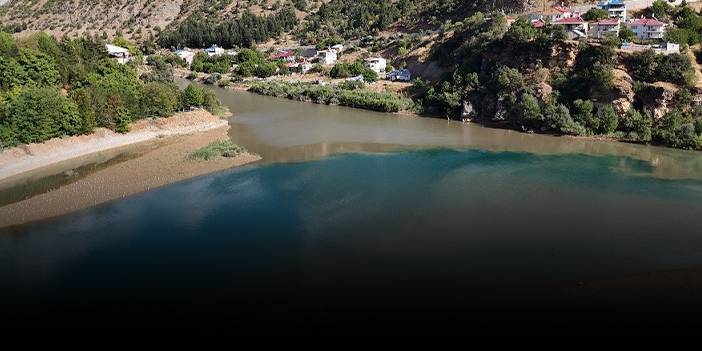 İki renkli nehir manzarası dikkat çekti!