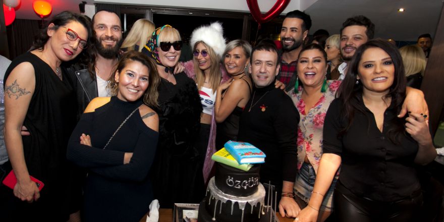 ÖZGÜR’E ÜNLÜ AKINI!