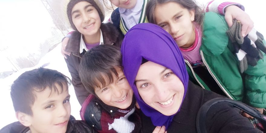 Ağrılı çocukların kar sevinci