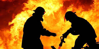 Evi yanan yaşlı kadın yardım bekliyor