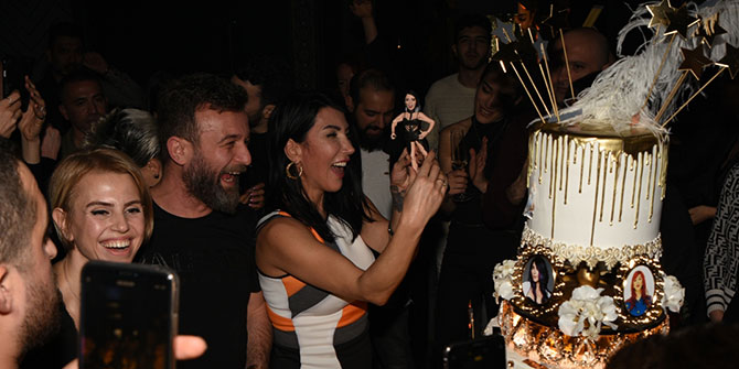 Hande Yener doğum gününü dostlarıyla kutladı