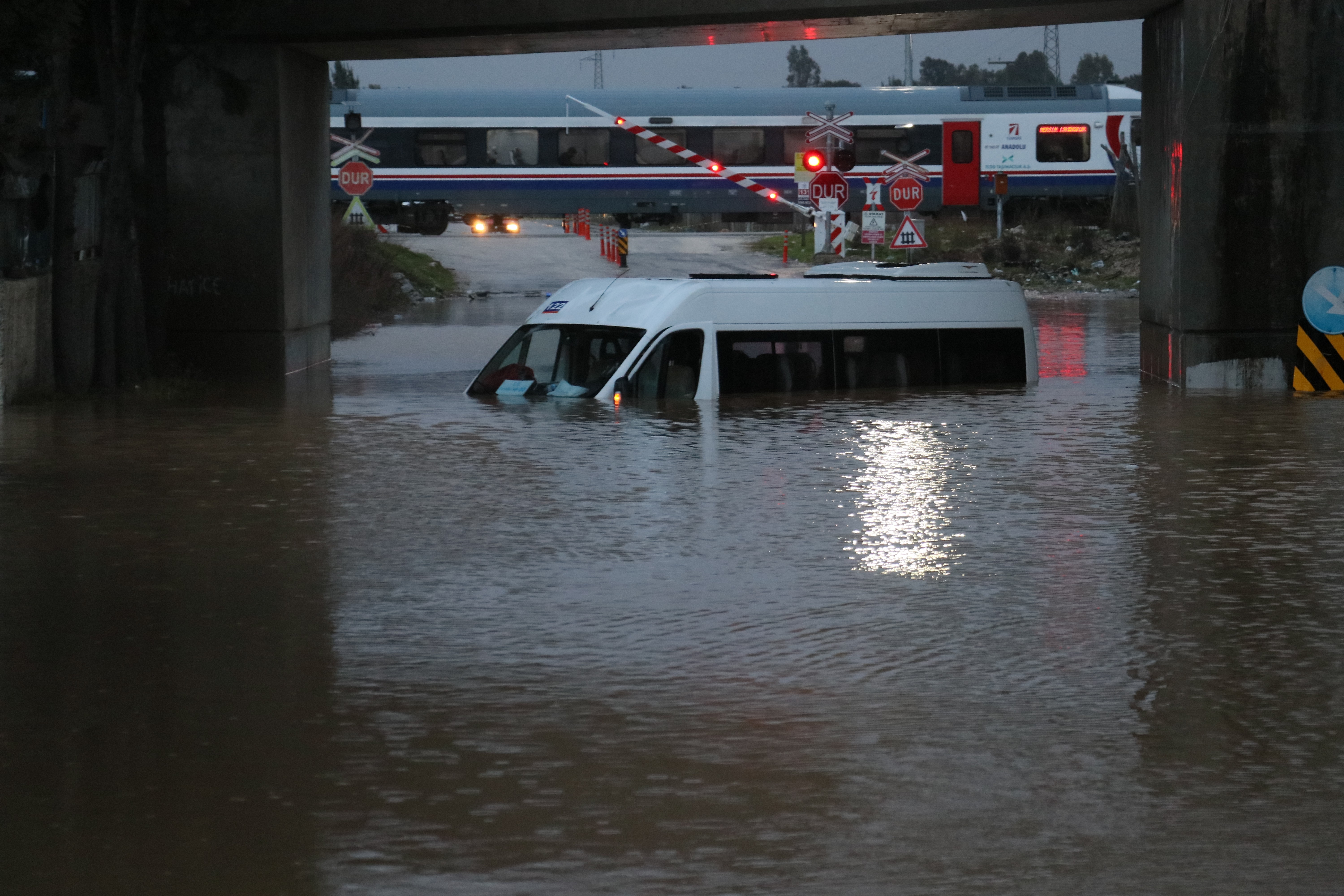Servis aracı suya gömüldü, mahsur kalan işçiler kurtarıldı