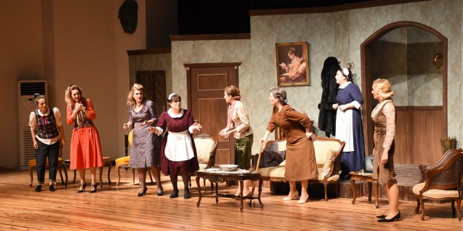 Sanayici eşleri öğrenciler için sahnede