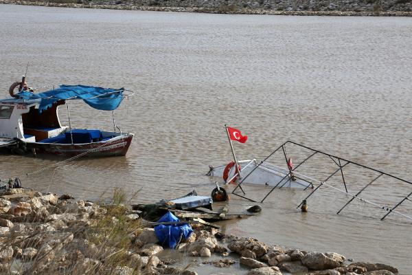 Antalya'da fırtına nedeniyle 6 tekne battı