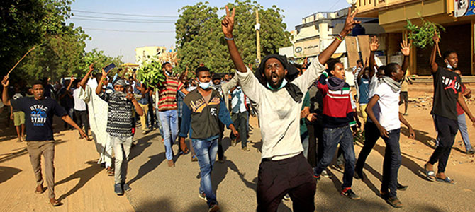 Sudan’da 11 ayrı şehirde halk sokağa indi