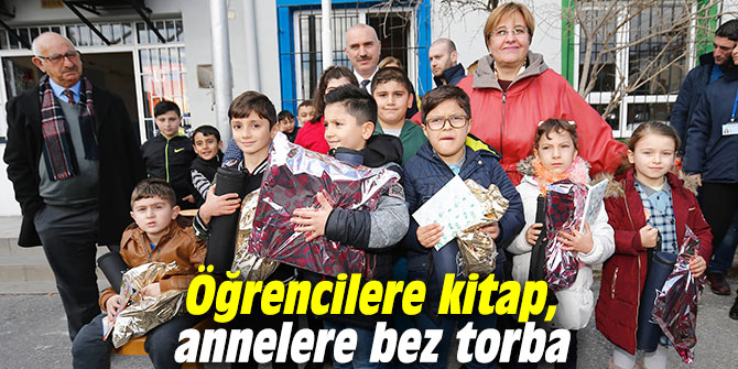 Öğrencilere kitap, annelere bez torba