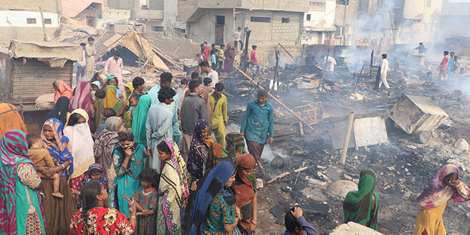 Pakistan'daki yangında 100 ev enkaza döndü