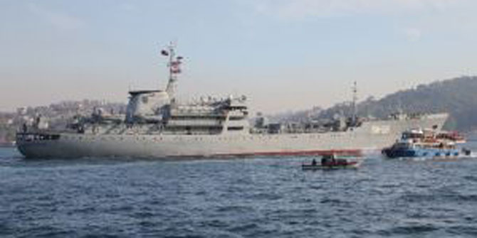 Rus savaş gemisi İstanbul Boğazı'ndan geçti !