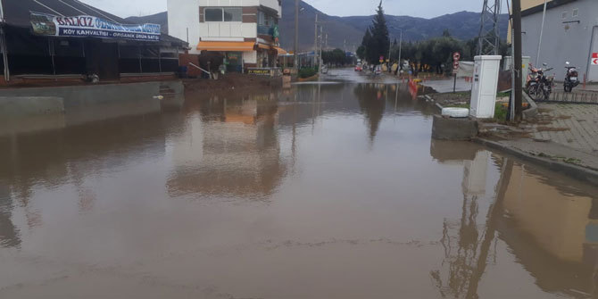 Menemen’i sağanak vurdu