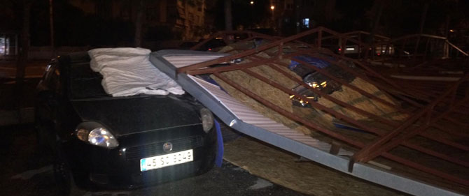 Fırtına İzmir'de çatı uçurdu