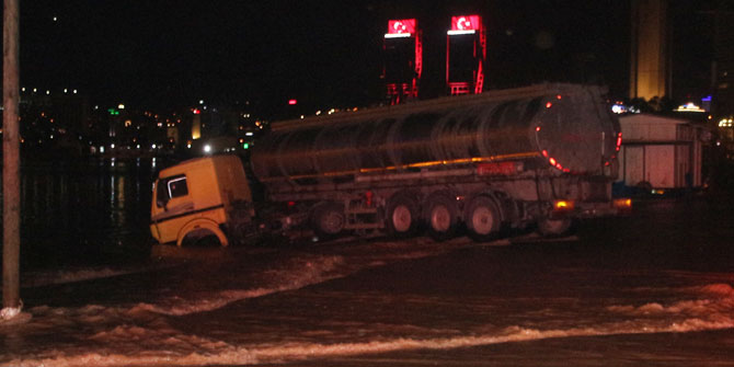 İzmir’de tır denize düştü