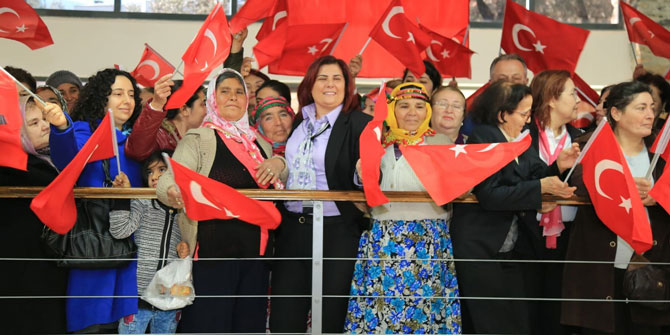 Topuklu Efe Karacasulu kadınlarla buluştu