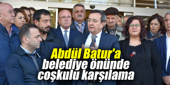 Abdül Batur'a belediye önünde coşkulu karşılama