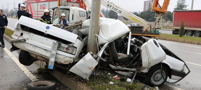 Otomobil paramparça oldu: 1 ölü, 1 yaralı