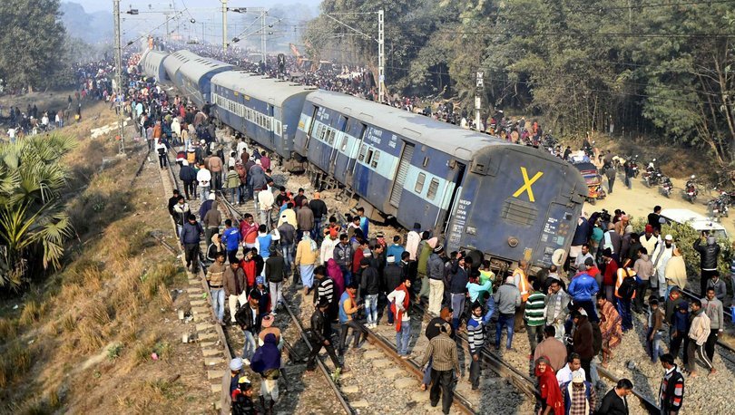 Tren raydan çıktı: 7 ölü