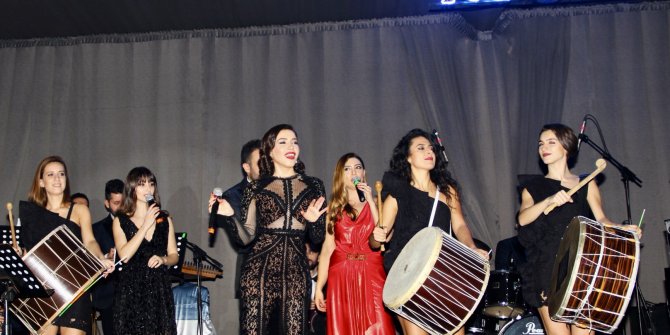 Burcu Güneş ve Enbe Orkestrası  konukları mest etti