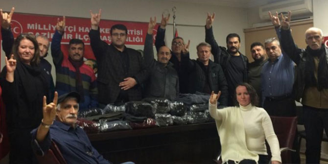 MHP Gaziemir ihtiyaç sahiplerine atkı ve bere dağıttı