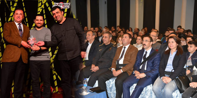 Ceyhun Fersoy seyircilere emniyet kemeri taktırdı