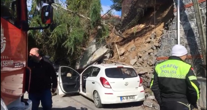 Duvar çöktü! Araçlar altında kaldı