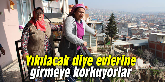 Yıkılacak diye evlerine girmeye korkuyorlar