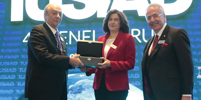 Selçuk Yaşar’a TÜSİAD’dan Teşekkür Plaketi...