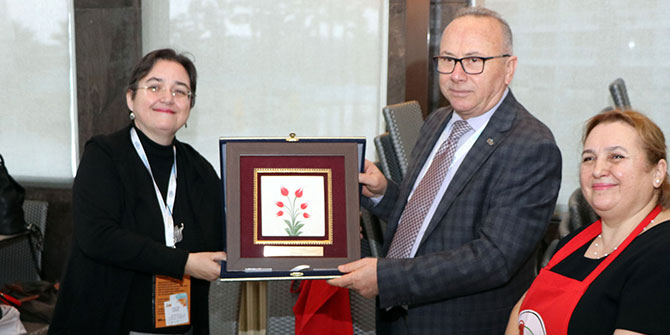 İhracatın yıldızları ebrulu plaketle ödüllendirildi