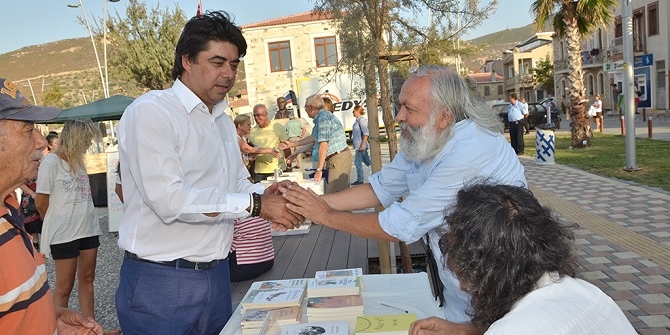 ‘YENİ FOÇA 1. KİTAP GÜNÜ’ EDEBİYATSEVERLERİ MUTLU ETTİ